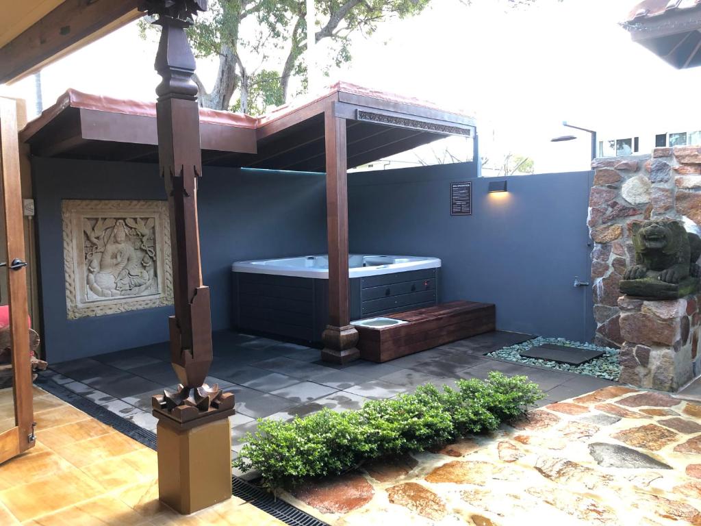 尼尔森湾Bali at the Bay的蓝色墙壁上带浴缸的浴室