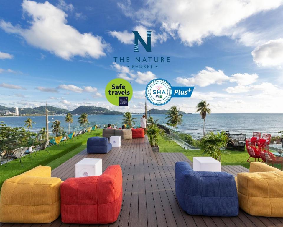 芭东海滩The Nature Phuket - SHA Extra Plus的一个带五颜六色椅子的海景庭院