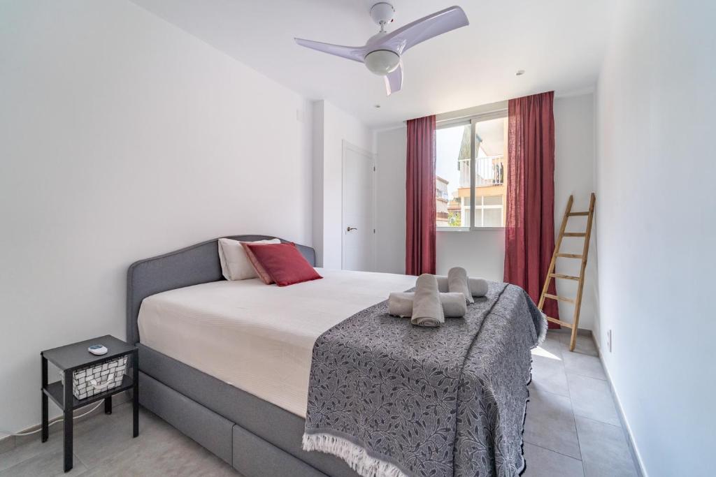 圣波拉Myflats Premium Santa Pola的一间小卧室,配有床和窗户