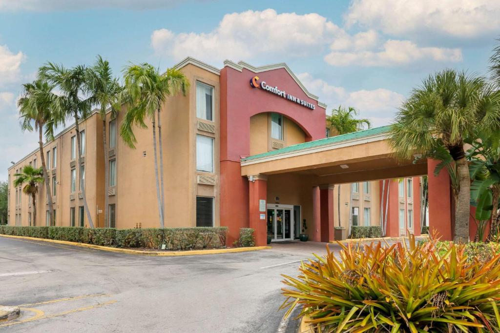 劳德代尔堡Comfort Inn & Suites Fort Lauderdale West Turnpike的一座楼前有棕榈树的酒店