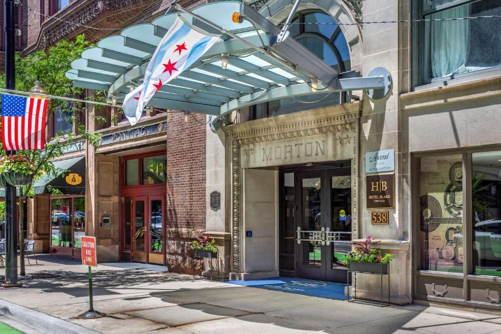 芝加哥Bluegreen Vacations Hotel Blake, Ascend Resort Collection的带有美国国旗的建筑入口