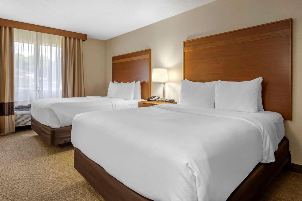 米勒斯堡米勒斯堡康福特茵酒店的酒店客房设有两张床和窗户。