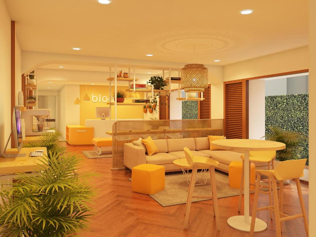 孟买Bloom Hotel - Juhu的客厅配有沙发和桌椅