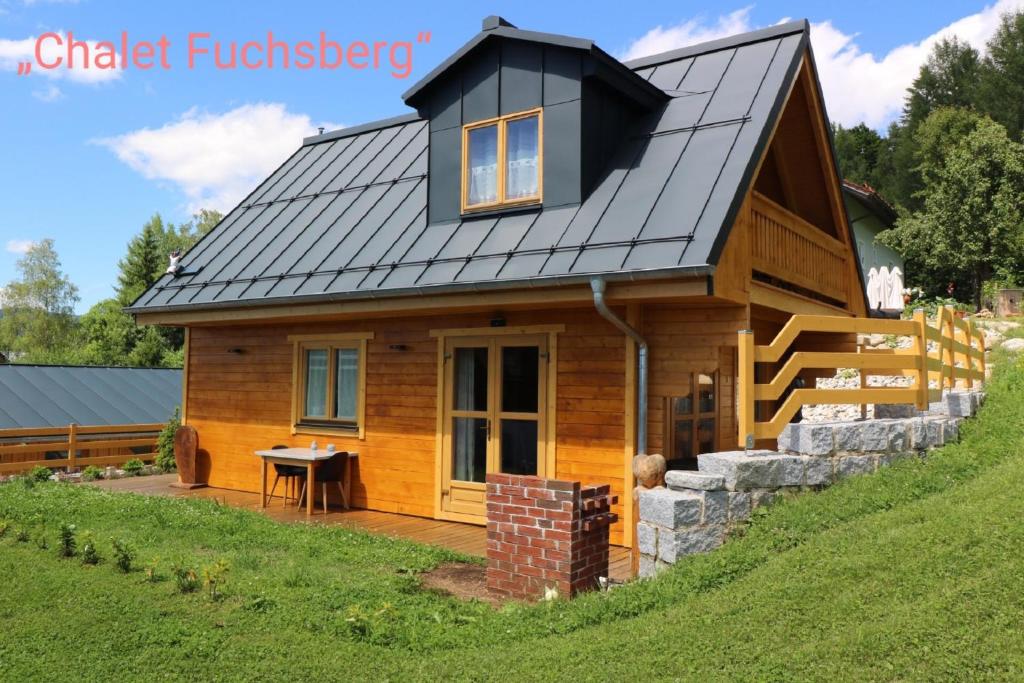 毛特Chalet Fuchsberg的山坡上的小房子,有 ⁇ 的屋顶