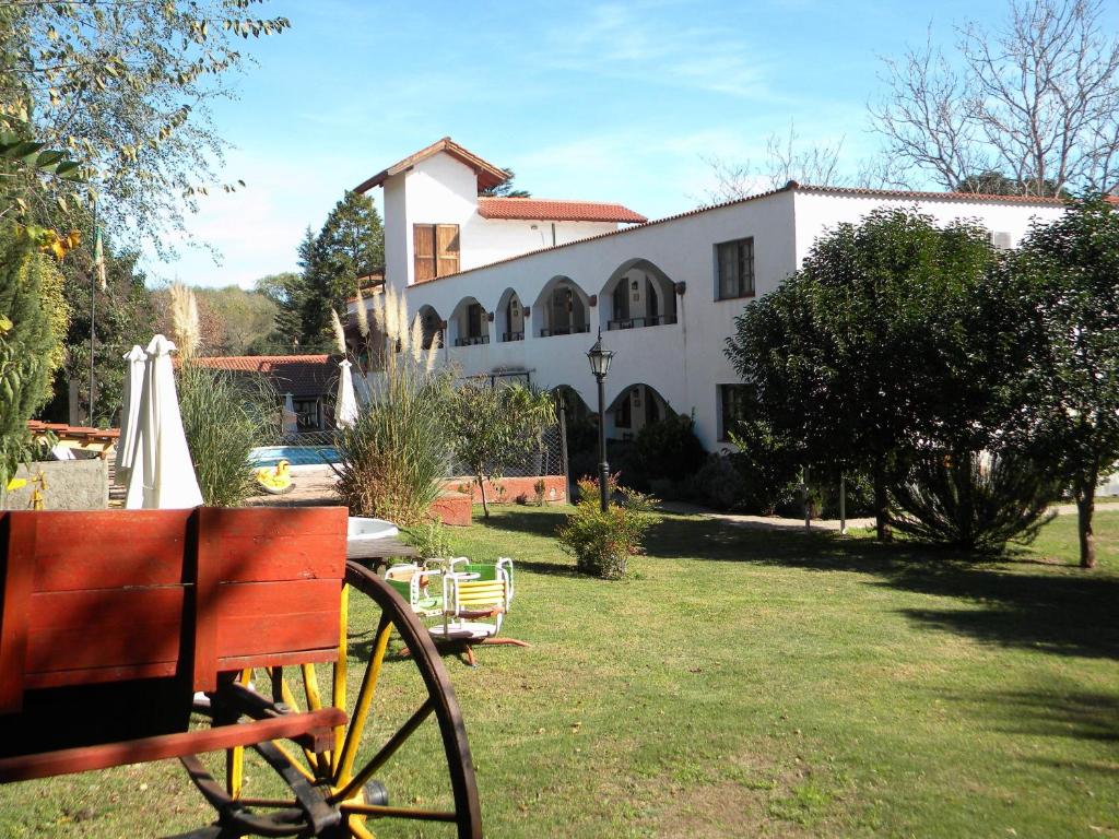 贝尔格拉诺将军镇圣布拉斯宾馆的院子前有一辆自行车停放的房子