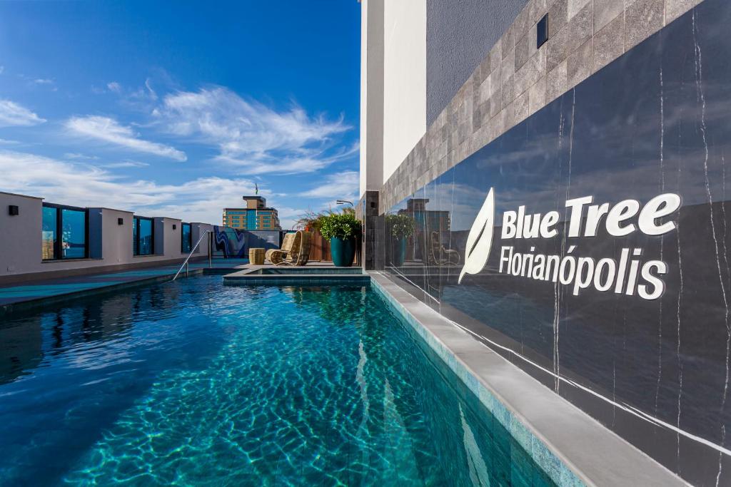 弗洛里亚诺波利斯蓝树高级弗洛里亚诺波利斯旅馆的建筑物一侧的游泳池