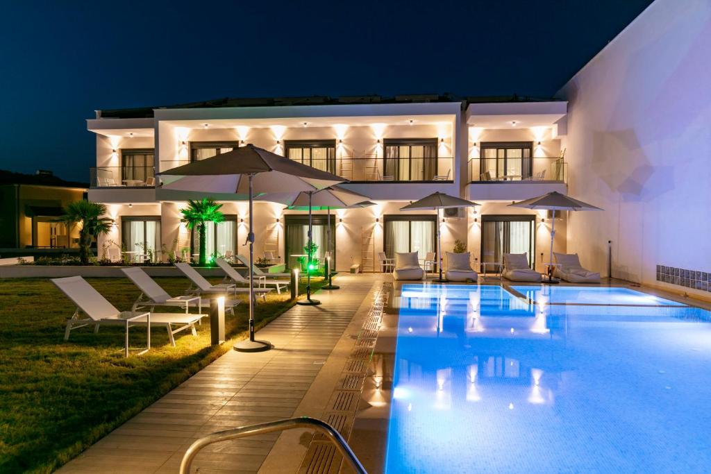 斯卡拉伯塔麦斯B&D Luxury Suites的夜间带游泳池的别墅