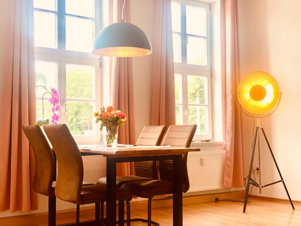 爱尔福特Domblick的餐桌、椅子和台灯