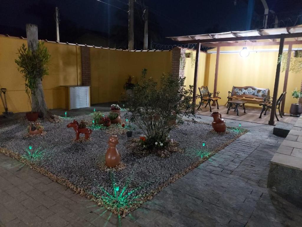 卡拉瓜塔图巴Tudo de Bom的夜晚在院子里有绿灯的花园