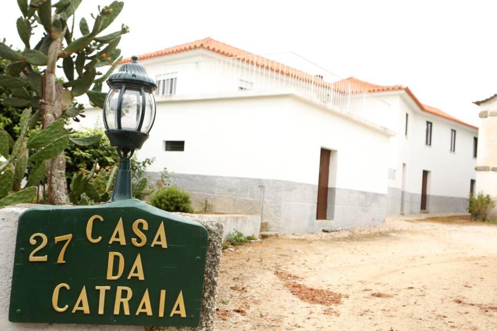 TorrozeloCasa da Catraia by Lisbon Village Apartments的街灯前的街道标志