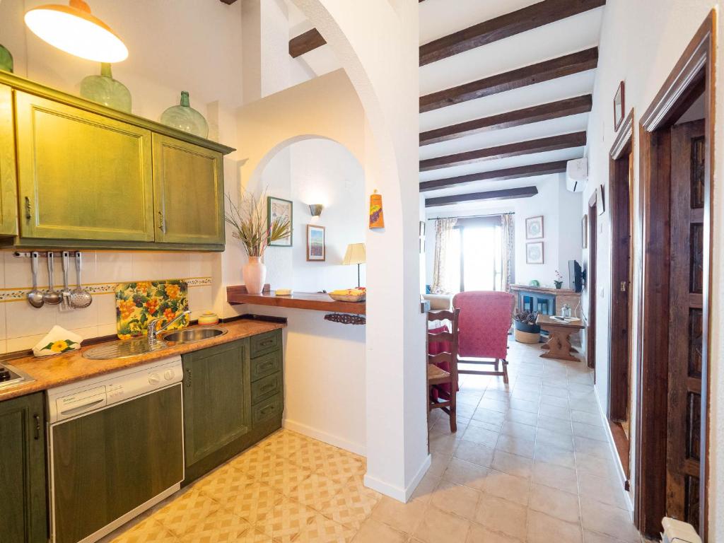 塞古拉 - 德拉谢拉米拉多尔德梅西亚德雷瓦酒店的一间设有绿色橱柜的厨房和一间用餐室