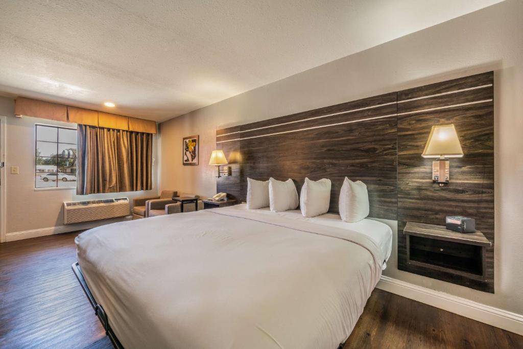 Jasper雅斯佩尔贝斯特韦斯特酒店 的酒店客房设有一张大床和一个壁炉。