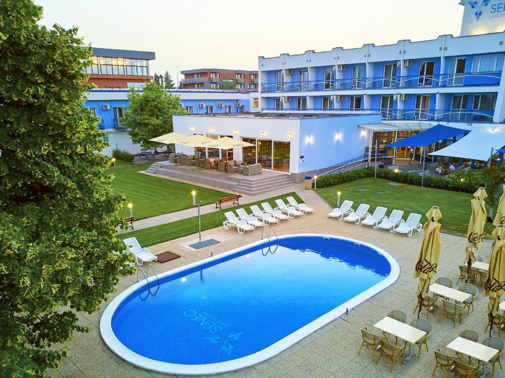 塞内奇Hotel Senec Aqua Resort的享有酒店空中美景,设有游泳池