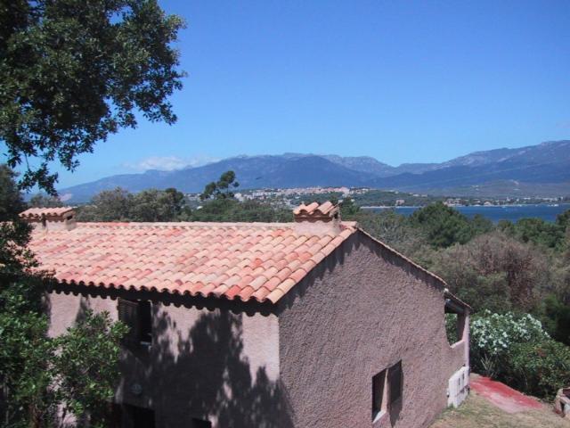 维琪奥港Locations A Suara的屋顶上有一个红色瓦屋顶的房子