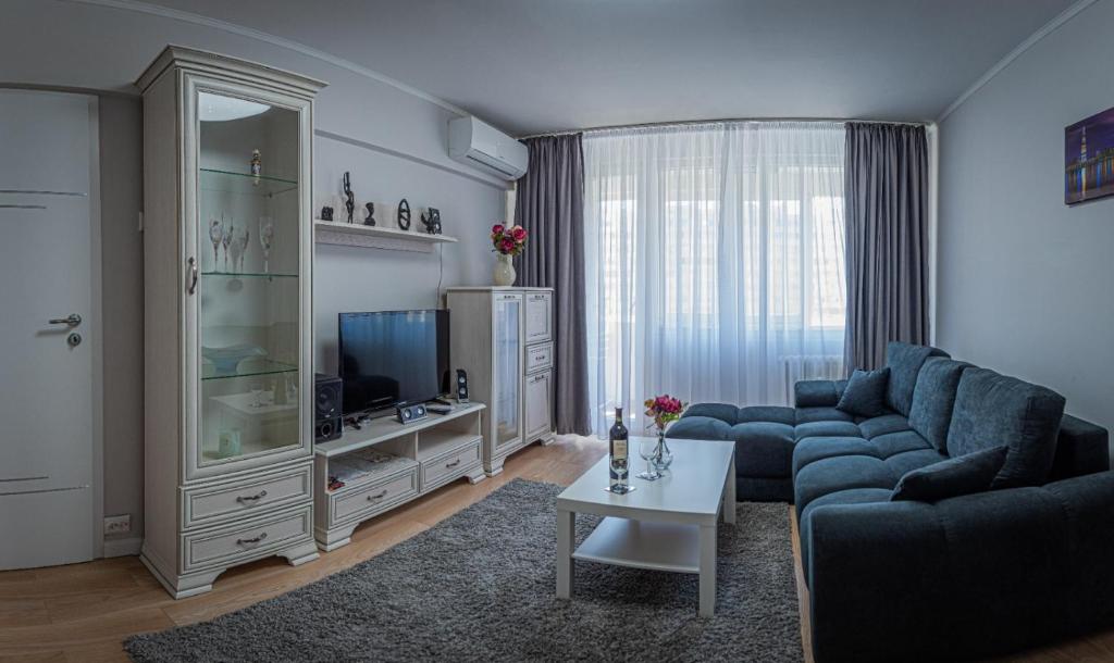 布加勒斯特Irene Central - Cozy house- 2 rooms的客厅配有蓝色的沙发和电视
