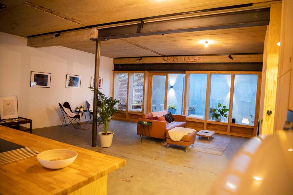 科特赖克Studio73, Guesthouse met sauna的带沙发、椅子和窗户的客厅