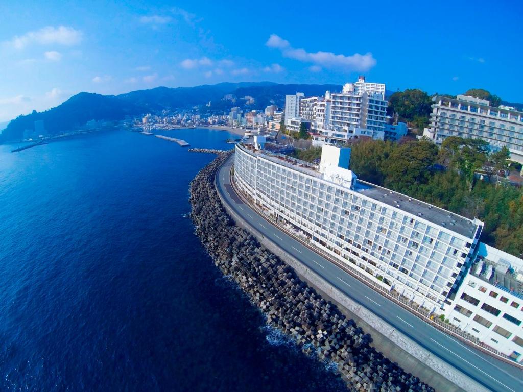 热海瑞斯尔皮亚阿塔米酒店的水边一座大建筑的空中景观