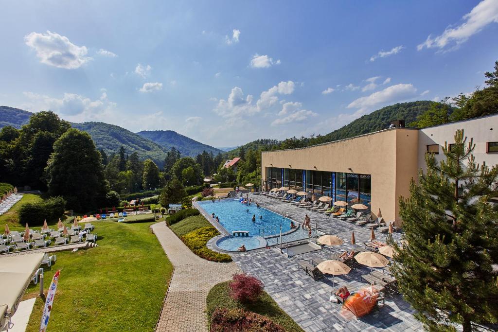 维尼Hotel Sitno Forest Resort的一座带大型游泳池和大楼的度假村