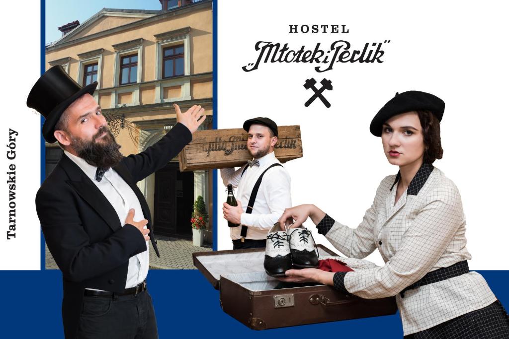 塔尔诺夫斯凯古雷Hostel Młotek i Perlik的男人和女人站在桌子旁边,带着手提箱