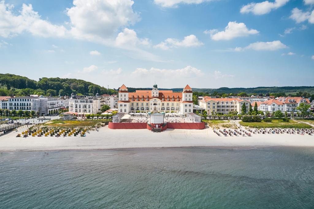 宾茨库翰斯宾斯查尔梅旅游酒店的享有海滩上一座大型建筑的空中景致