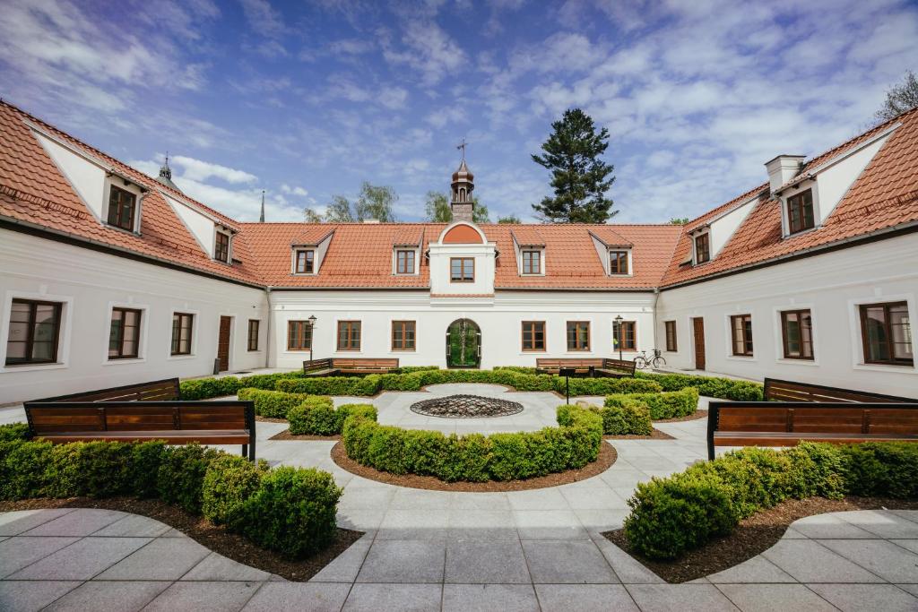 布拉涅沃Pałacyk Potockiego的享有带庭院的建筑外部景色