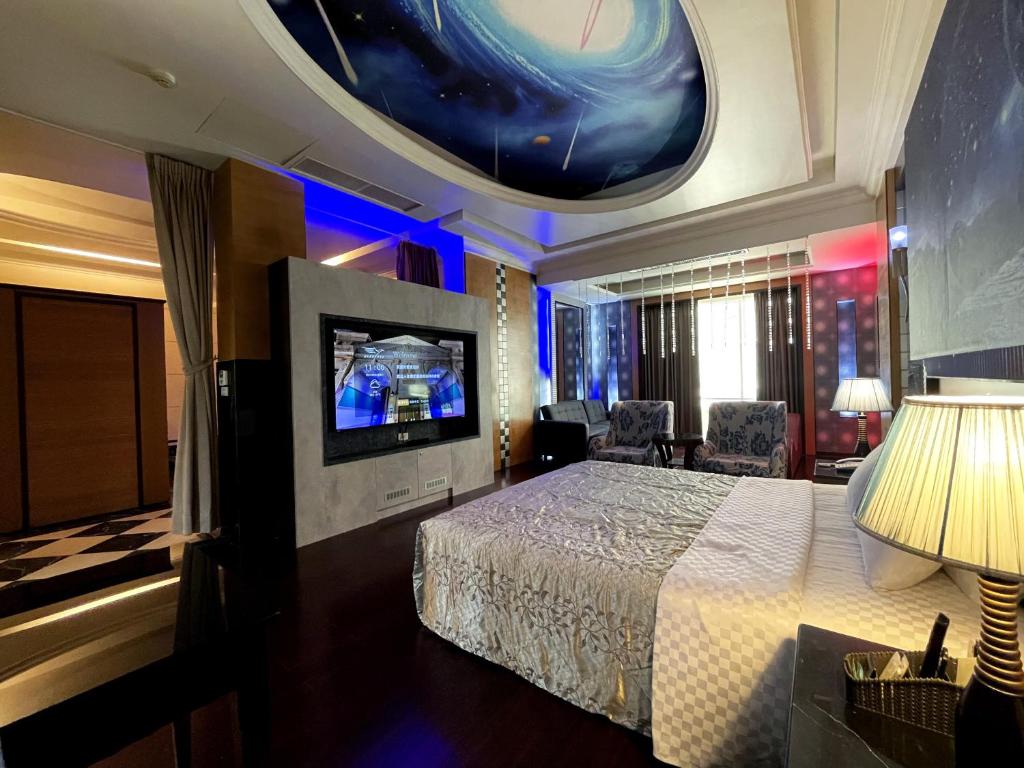 台南国妃鹰堡汽车旅馆的配有一张床和一台平面电视的酒店客房