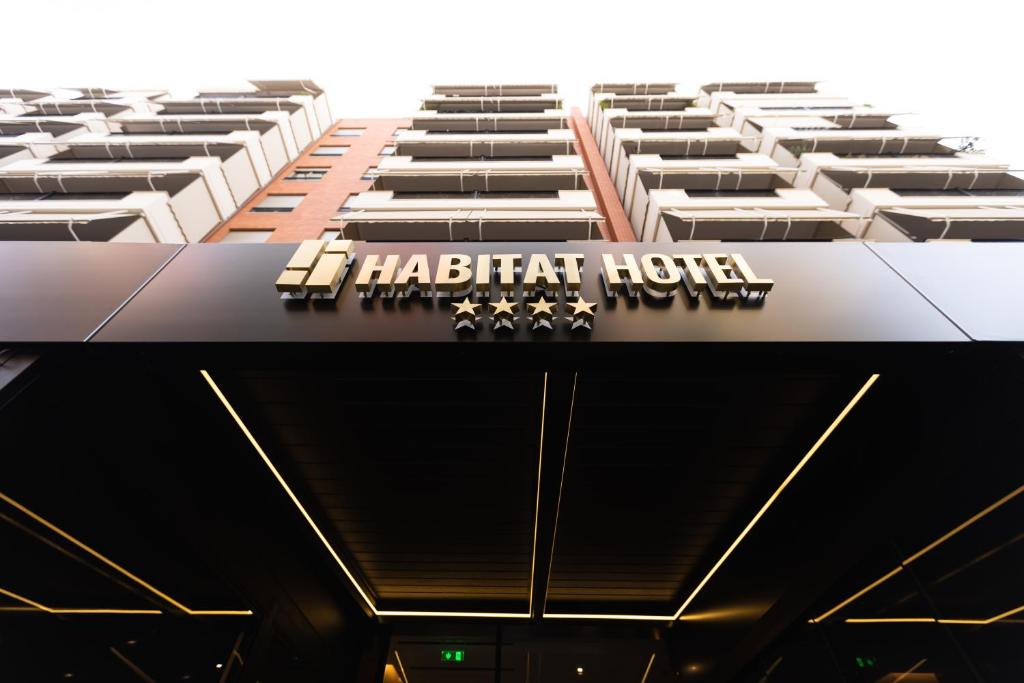 地拉那Habitat Hotel Tirana的享有哈特福德酒店大楼的景色