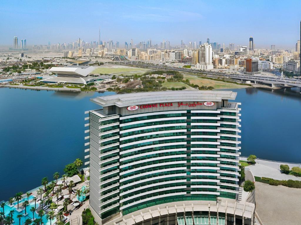 迪拜Crowne Plaza Dubai Festival City的水体旁高楼空中景观