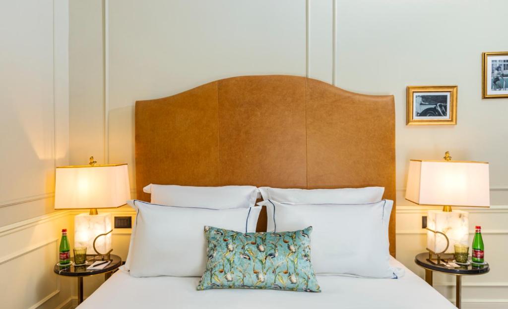 特拉维夫Villa Brown Tel-Aviv, a member of Brown Hotels的一间卧室配有一张带白色枕头的床和两盏灯。