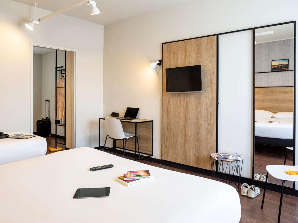 米洛Ibis Centre Millau的一间酒店客房,配有一张床和一台电视