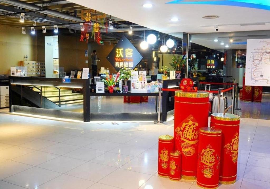 台北沃客商旅 - 三重馆的建筑中间有红色屏障的商店