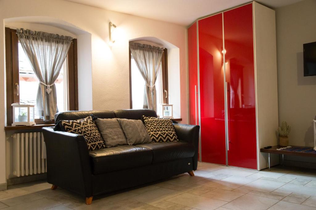 奥斯塔Maison Poppy的带沙发和红色门的客厅