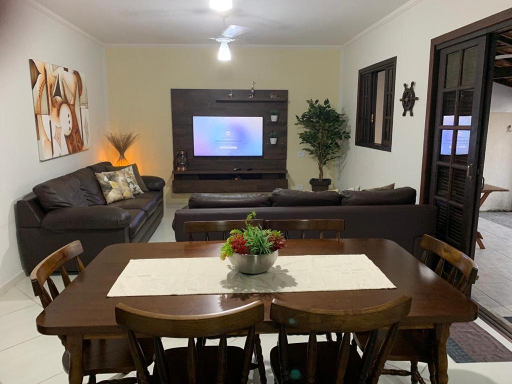 朱奎Casa de Temporada Juquehy的客厅配有桌子和电视