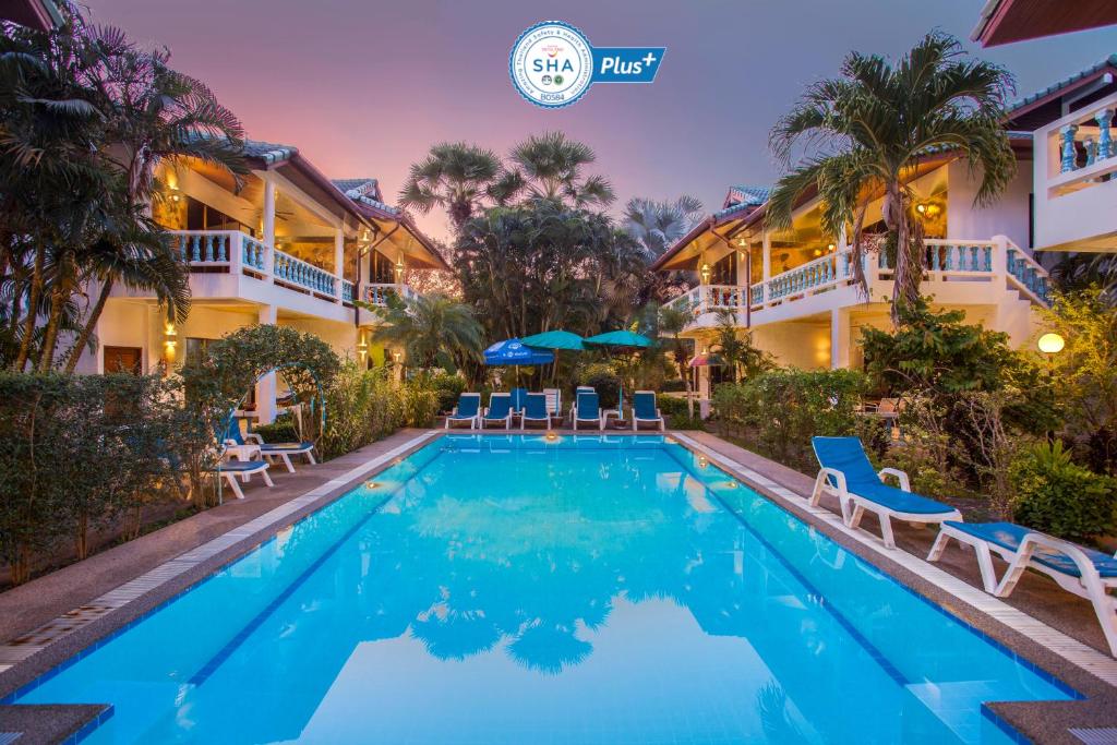 拉威海滩Ya Nui Resort - SHA EXTRA Plus的酒店前的游泳池