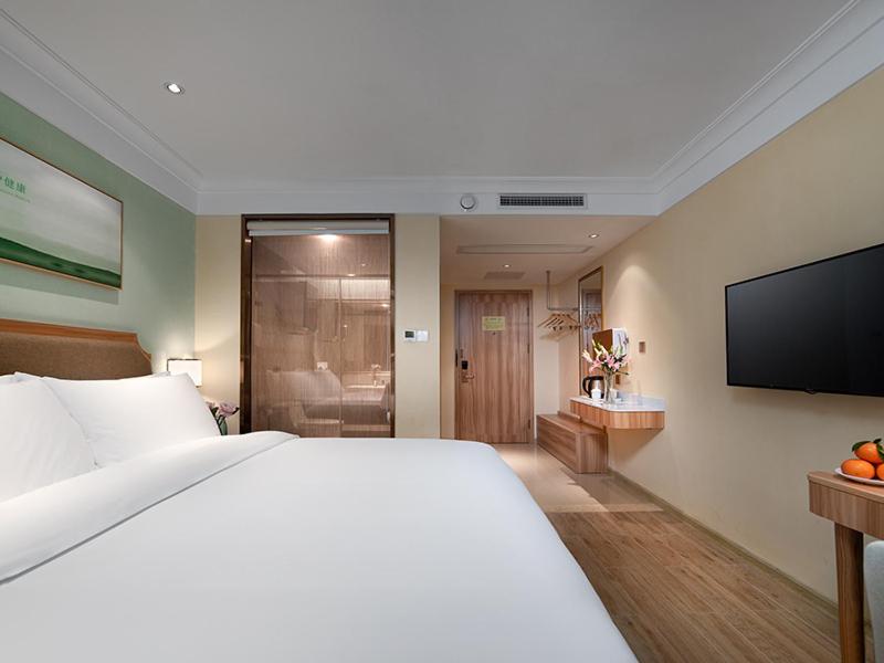厦门维也纳3好酒店 (福建厦门机场厦鼓码头店)的一间卧室配有一张大床和一台平面电视