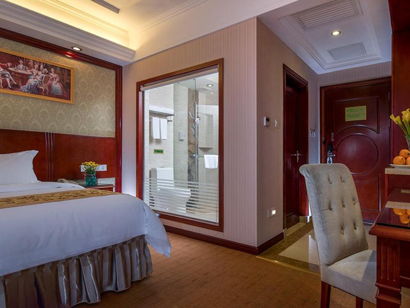 广州维也纳酒店广州机场②店的一间卧室设有一张大床和一个窗户。