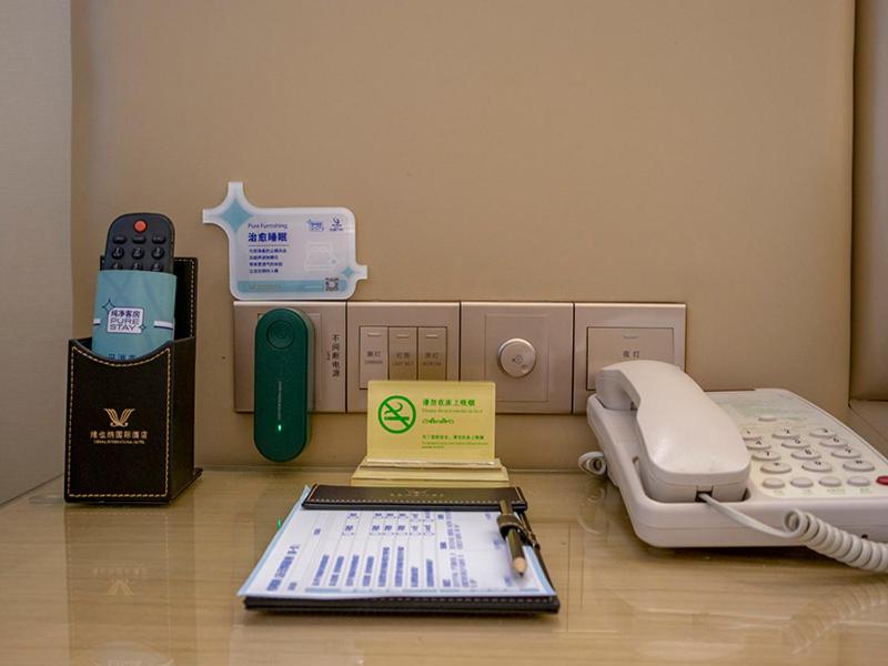 杭州维也纳国际酒店杭州东站店的一间医院,配有一台机器和一部电话