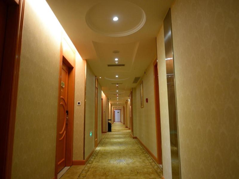 上海维也纳酒店上海杨浦五角场店的长长的走廊,长长的走廊