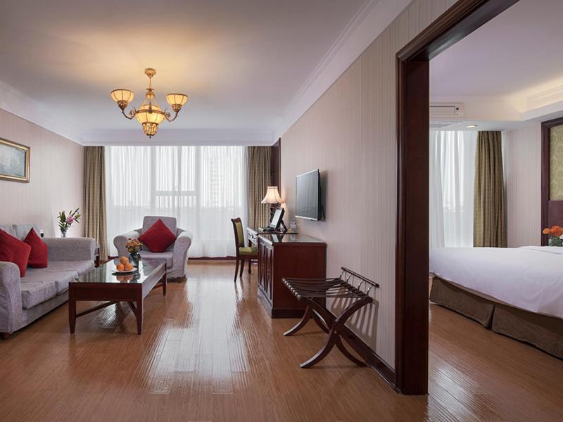 太仓维也纳国际酒店太仓南洋广场店的酒店客房设有床和客厅。