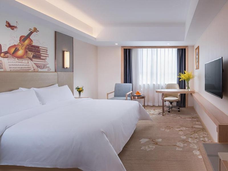 深圳维也纳酒店深圳华强北店的酒店客房设有一张白色大床和一台电视。