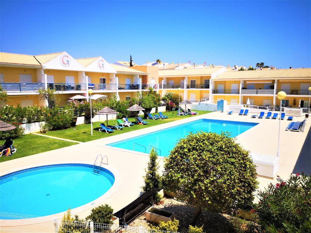 阿尔布费拉Sun & Pool Holiday Apartment的度假村游泳池的图片