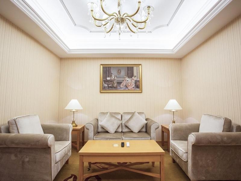 Yinzhan维也纳国际酒店贵州瓮安麒龙缤纷摩尔城店的客厅配有两张沙发和一张桌子
