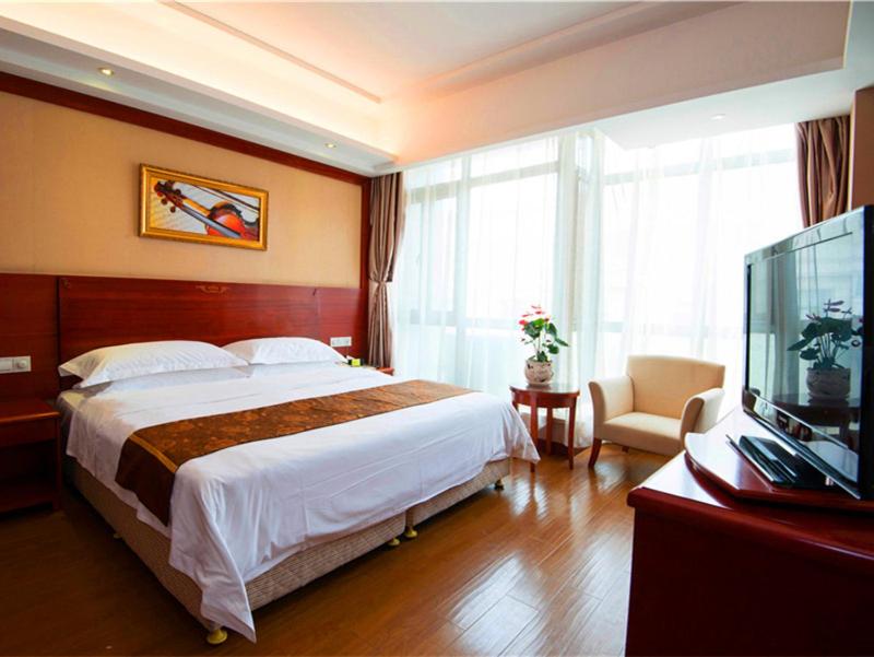 上海维也纳国际酒店上海浦东机场华夏东路地铁站店的酒店客房设有一张大床和一台电视。