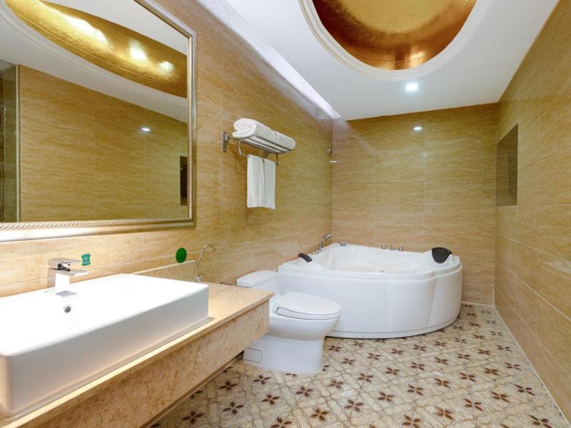 宝安维也纳酒店深圳松岗沙江路店的带浴缸、卫生间和盥洗盆的浴室