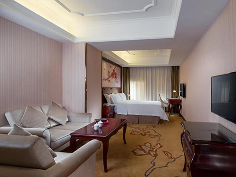 深圳维也纳酒店深圳水库新村店的酒店客房设有床和客厅。