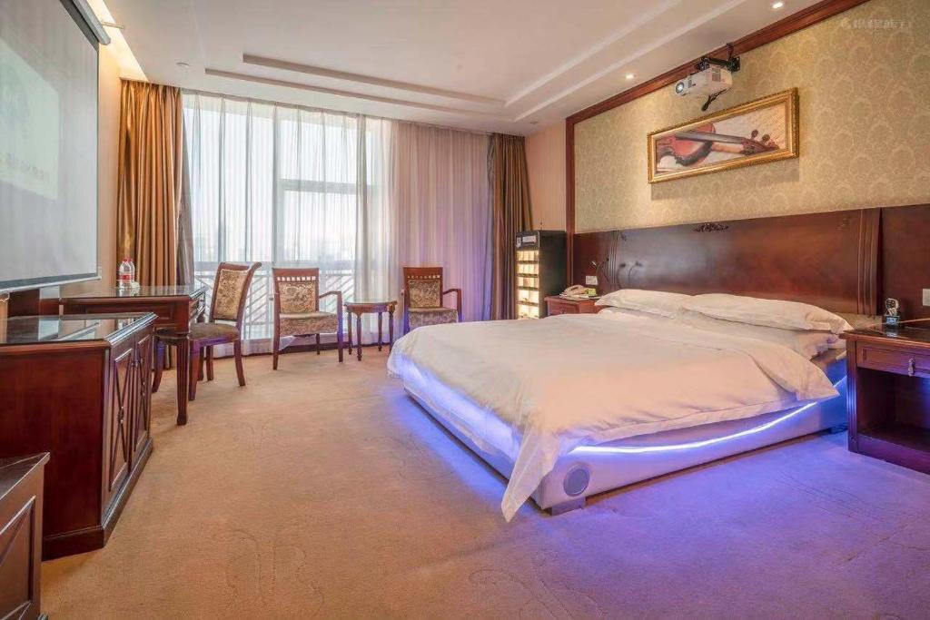 广州维也纳酒店广州越秀惠福西路店的一间卧室配有一张大床和一台平面电视