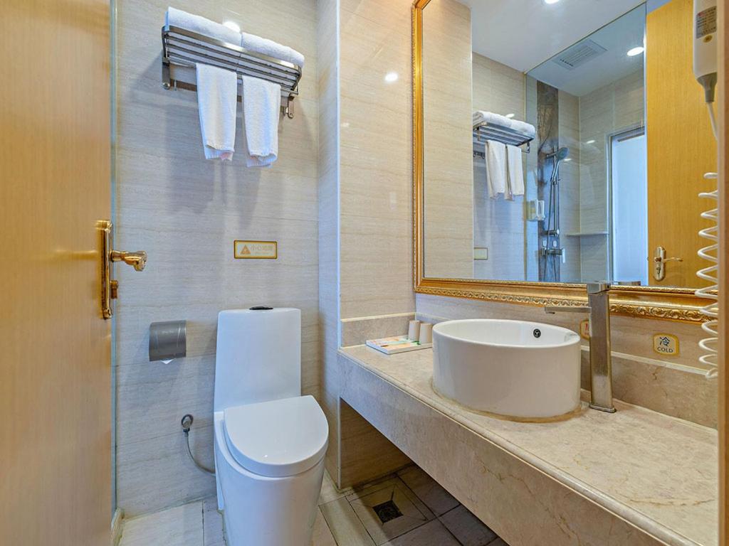 广州维也纳3好酒店广州海珠广州塔店的一间带卫生间、水槽和镜子的浴室