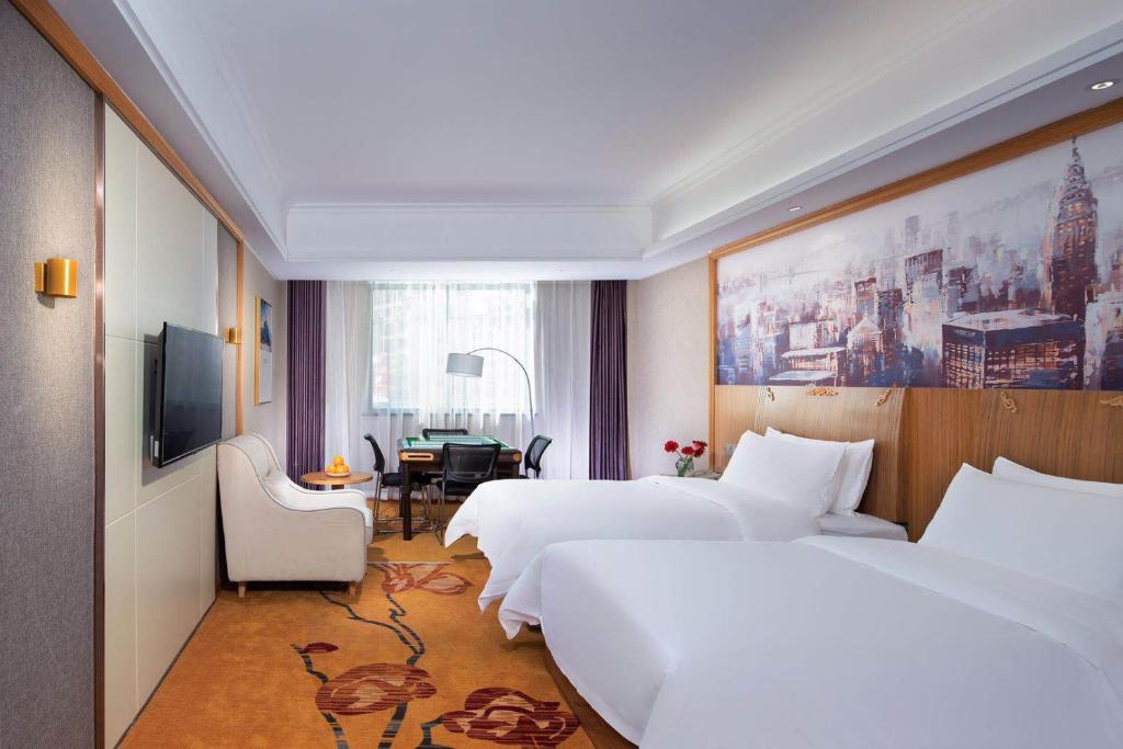 Yuanzicha维也纳3好酒店 (赣州上犹店)的酒店客房配有两张床和一张书桌