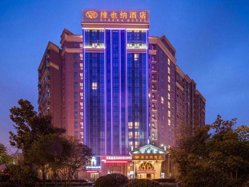 常州维也纳酒店江苏常州市青枫公园店的一座大型建筑,上面有蓝色的灯光