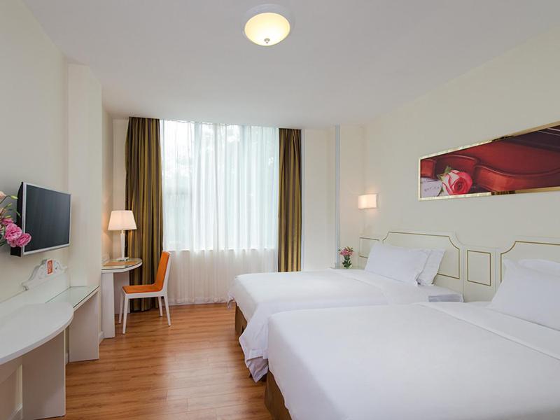 深圳维也纳三好酒店深圳沙嘴路店的白色的酒店客房 - 带两张床和书桌
